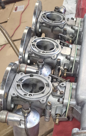 tri-carbs XKE with Triple Webers